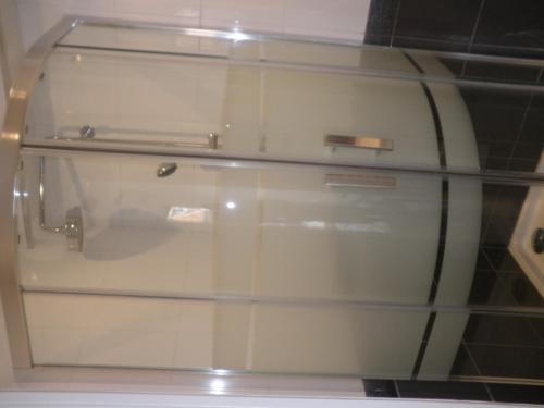 une vitrine avec un tiroir dans une pièce dans l'établissement NICE FLAT WITH GARDENS Limites cannes juste 10 MNS CROISETT, au Cannet