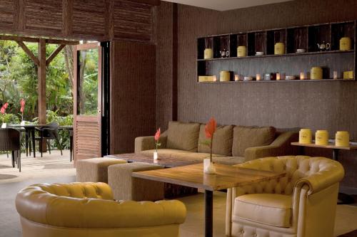 Posezení v ubytování Kupu Kupu Jimbaran Beach Hotel & Spa by L’Occitane