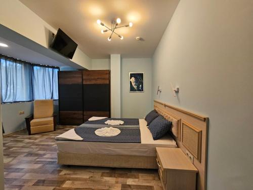 een slaapkamer met een bed en een stoel bij Europroperties Bendita Mare Apartments in Goudstrand