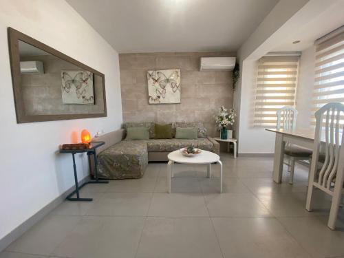 ビナロスにあるApartamento en Paseo Maritimoのソファとテーブルのあるリビングルーム