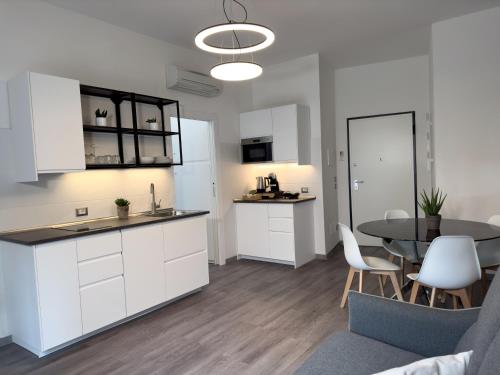 Una cocina y un comedor con mesa y sillas. en Berni Apartments, en Verona