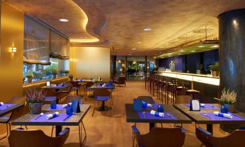 a restaurant with tables and chairs and a bar at Carlemany Girona in Girona