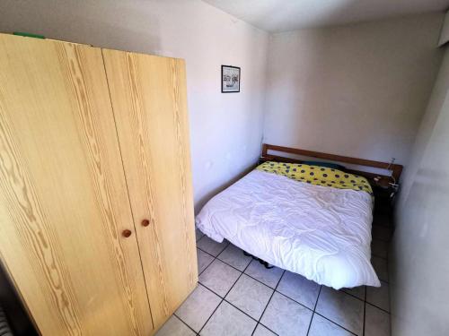 - une petite chambre avec un lit à côté d'un placard dans l'établissement Résidence Hacienda - Appartement 3 pièces 6 couchages LE BARCARES MAE-1121, au Barcarès