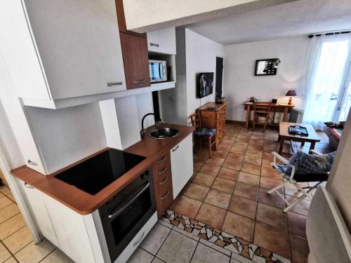 une cuisine avec un évier et un plan de travail dans l'établissement Résidence Hacienda - Appartement 3 pièces 6 couchages LE BARCARES MAE-1121, au Barcarès