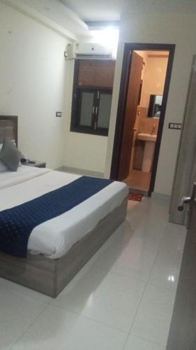 A bed or beds in a room at Short Inn plaza