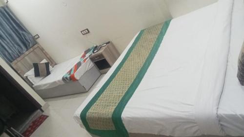 A bed or beds in a room at Short Inn plaza