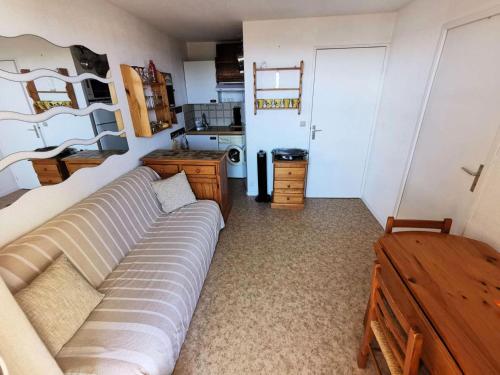 un salon avec un canapé et une table dans l'établissement Résidence Le Carlton - Appartement deux pièces cabine 4 couchages à Port Leucate. Réf: 2CAR_331AC MAE-2271, à Leucate