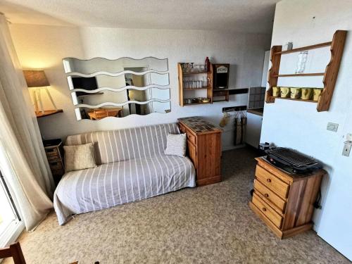 Cette petite chambre comprend un canapé et un lit. dans l'établissement Résidence Le Carlton - Appartement deux pièces cabine 4 couchages à Port Leucate. Réf: 2CAR_331AC MAE-2271, à Leucate