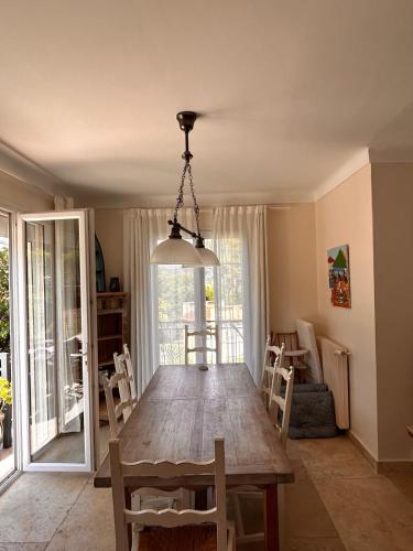 une salle à manger avec une table et des chaises en bois dans l'établissement Villa Retour de Plage, à Anthéor