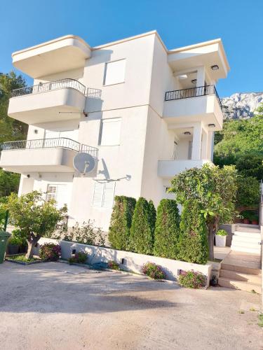 Charmy Apartments with Pool