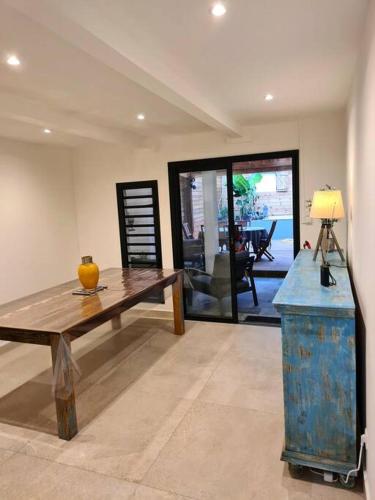 a living room with a wooden bench and a table at Maison Cosy in Saint-Denis