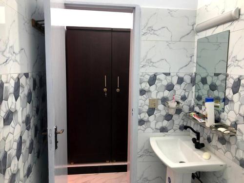 Bilik mandi di Regal Palace Gulshan Nipa