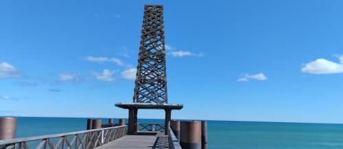 une jetée avec une tour sur la plage dans l'établissement Appartement cosy sur le port, à Leucate