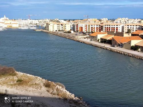 une grande masse d'eau à côté d'une ville dans l'établissement Appartement cosy sur le port, à Leucate