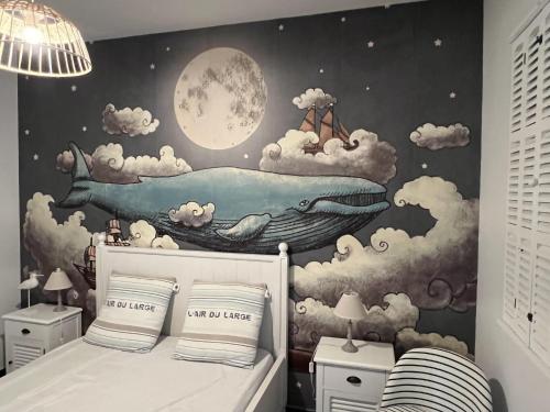 Le Trait dʼUnion的住宿－La Maison Noémie，卧室里放着鲸鱼和小船的壁画