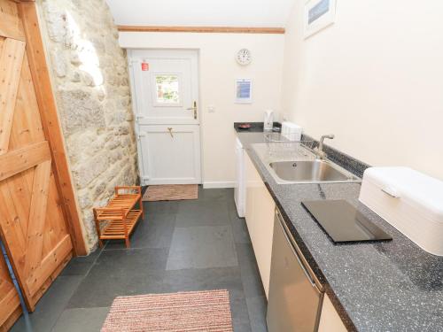 赫爾斯頓的住宿－Godolphin Barn，厨房配有水槽和台面