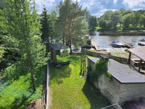 z góry widok na jezioro z domem i dokiem w obiekcie Glass House Pirita w Tallinnie