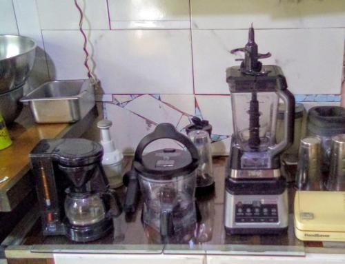 una encimera de cocina con licuadora y otros electrodomésticos en Captain Morgan House, en Kingston