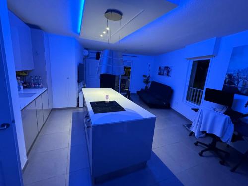 une cuisine bleue avec un îlot central dans une pièce dans l'établissement Beau 2 pièces en plein centre de Cannes, à Cannes