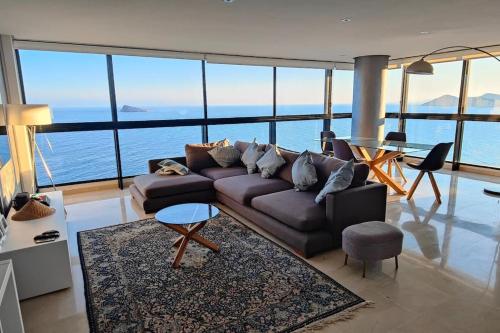 Primera línea Playa Levante Piso 21 Vistas infinitas al mar y montaña