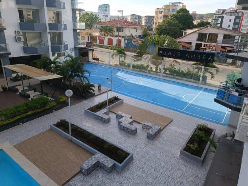 トンスパにあるDEPARTAMENTO FRENTE AL MAR TONSUPA WIFiiの建物内のプールの俯瞰図