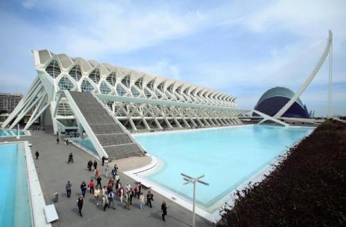 un edificio con una gran piscina frente a él en Hyperia, en Valencia