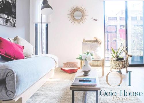 a living room with a couch and a table at Cálido loft a pasos del Zócalo Disfrútalo in Mexico City