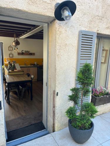 a door to a kitchen with a table and a dining room at Maison cosy en plein centre ville in Semur-en-Auxois