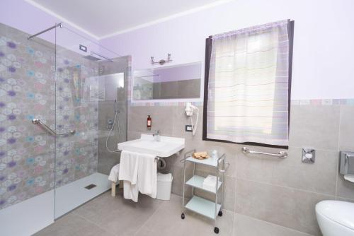 Kylpyhuone majoituspaikassa Locanda Fassa