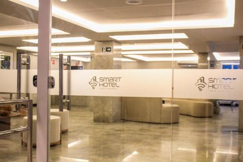 um lobby do aeroporto com um sinal para um super hotel em Smart Hotel João Pessoa em João Pessoa
