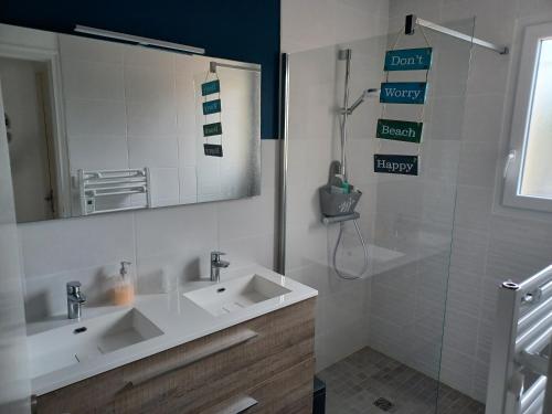 une salle de bain avec un lavabo et un miroir dans l'établissement La Piastre Location à la semaine, à Saint-Hilaire-de-Riez