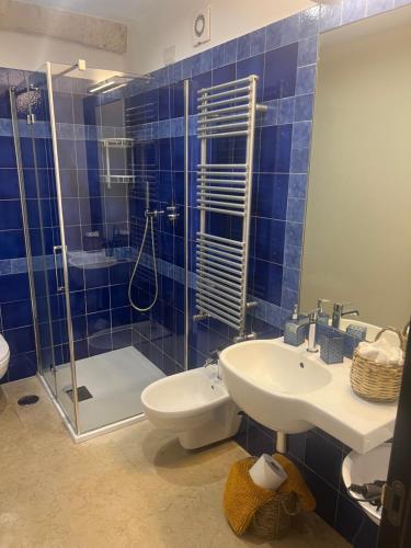 uma casa de banho com um WC, um lavatório e um chuveiro em Alle volte… em Bisceglie