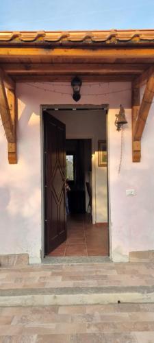 una porta aperta per una casa con portico di La casa dei kiwi a Lanuvio