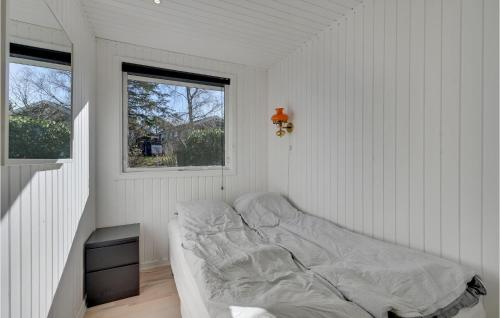 Katil atau katil-katil dalam bilik di Stunning Home In Knebel With Wifi