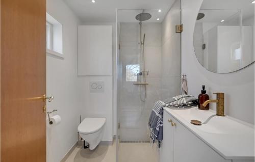 Koupelna v ubytování Stunning Home In Knebel With Wifi