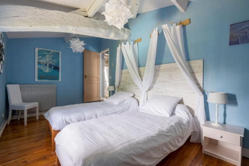 Ένα ή περισσότερα κρεβάτια σε δωμάτιο στο La demeure de Loustalet