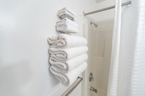 un mucchio di asciugamani appesi a un muro in bagno di Pilgrim Inn a Caronport