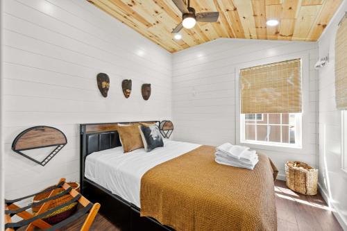 - une chambre avec un grand lit et une fenêtre dans l'établissement Block of 7 Lodges at Eden Reserve - For Groups, à Williamstown
