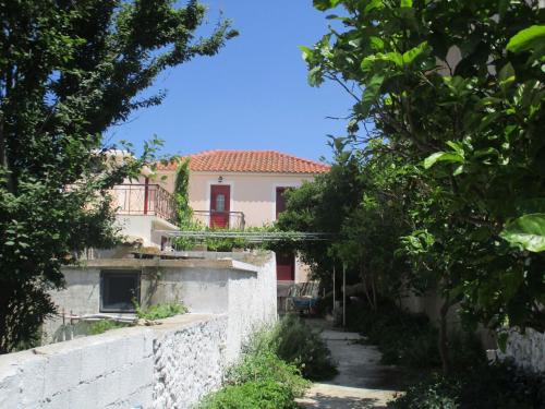 ein weißes Haus mit rotem Dach in der Unterkunft Karpasi House in Karpásion