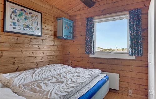 エーベルトフトにあるBeautiful Home In Ebeltoft With Wifiの木製の壁のベッドルーム1室