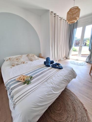 1 dormitorio con 1 cama con toallas en Le spot Landais - Côté piscine, en Soustons