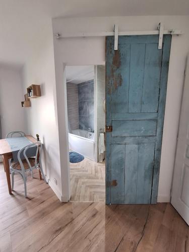 a room with a door and a bathroom with a tub at Le spot Landais - Côté piscine in Soustons