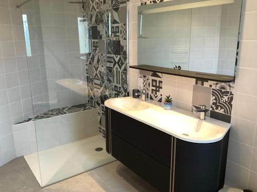 Ένα μπάνιο στο Vacances pleine campagne au pays des châteaux et bastides