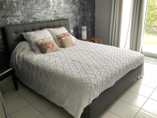 Ένα ή περισσότερα κρεβάτια σε δωμάτιο στο Vacances pleine campagne au pays des châteaux et bastides