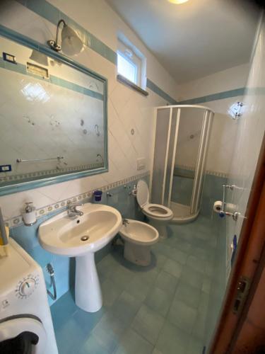 uma casa de banho com um lavatório, um WC e um chuveiro em Villa Adelina!!! La tua vacanza a 300 mt dal mare! em Ischia