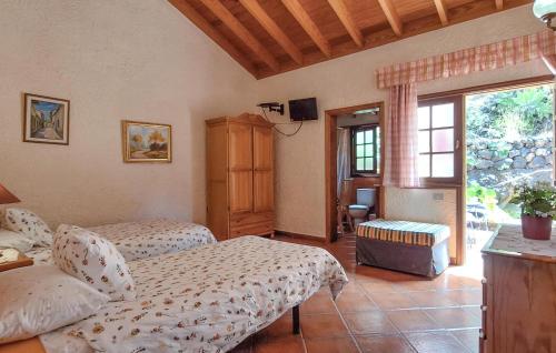 1 dormitorio con 2 camas y ventana en Finca La Cancela, en Tanque