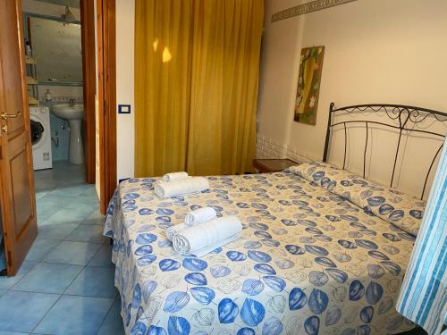 um quarto com uma cama com toalhas em Villa Adelina!!! La tua vacanza a 300 mt dal mare! em Ischia