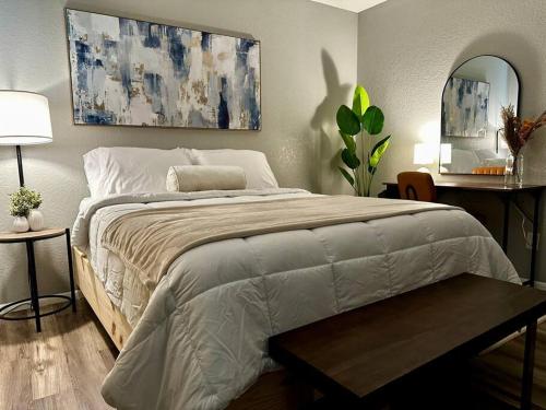 - une chambre avec un grand lit et un miroir dans l'établissement Modern Stay 7, à Eagle Pass