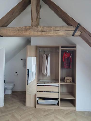 Cette chambre dispose d'un placard et de toilettes. dans l'établissement La Bergerie - Good Vibes Home, à Basly