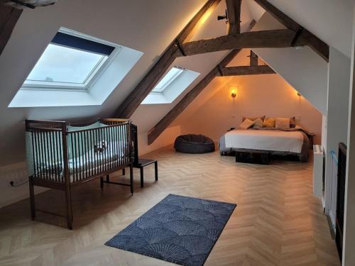 - une chambre mansardée avec un lit et 2 fenêtres dans l'établissement La Bergerie - Good Vibes Home, à Basly